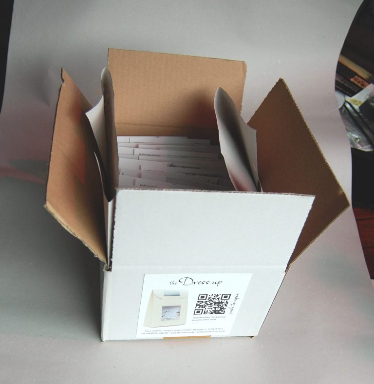 Versandkarton - Grosshandel - DressUp Kleidernadel Großhandelsverpackung für den DressUp - die Kleidernadel für Brautkleider von Sky is no limiT