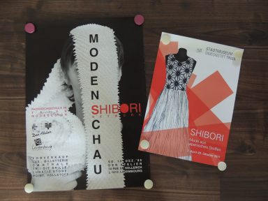 Plakate mit Informationen zu modernen Shibori-Techniken und einem Kleidungsstück.