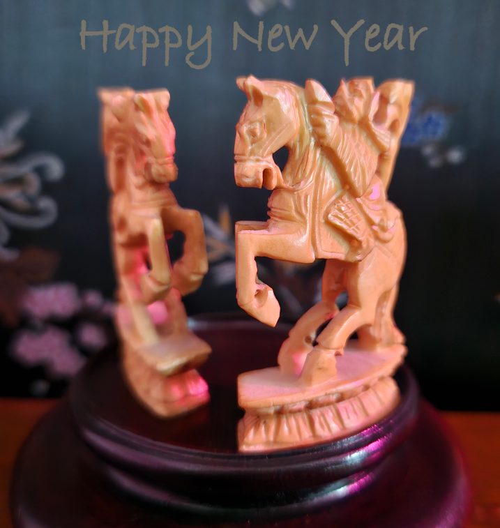 Hochzeitskalender 2025 mit Terminen und Feiertagen auf Sandhintergrund.