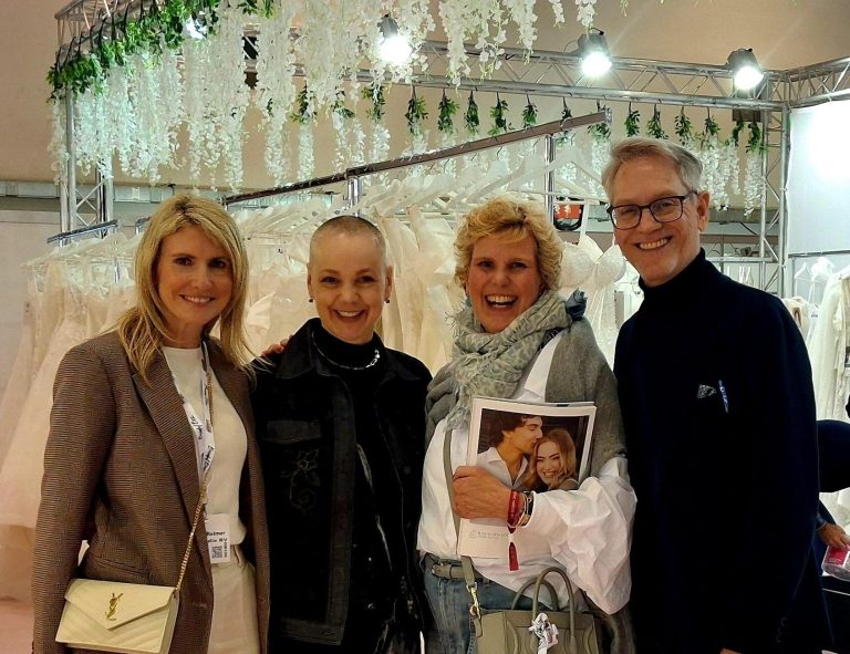 Hochzeitskalender 2025 mit Terminen und Feiertagen auf Sandhintergrund.