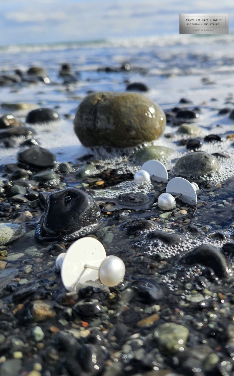 Hochzeitskalender 2025 mit Terminen und Feiertagen auf Sandhintergrund.