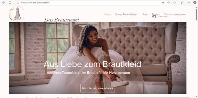 Hochzeitskalender 2025 mit Terminen und Feiertagen auf Sandhintergrund.