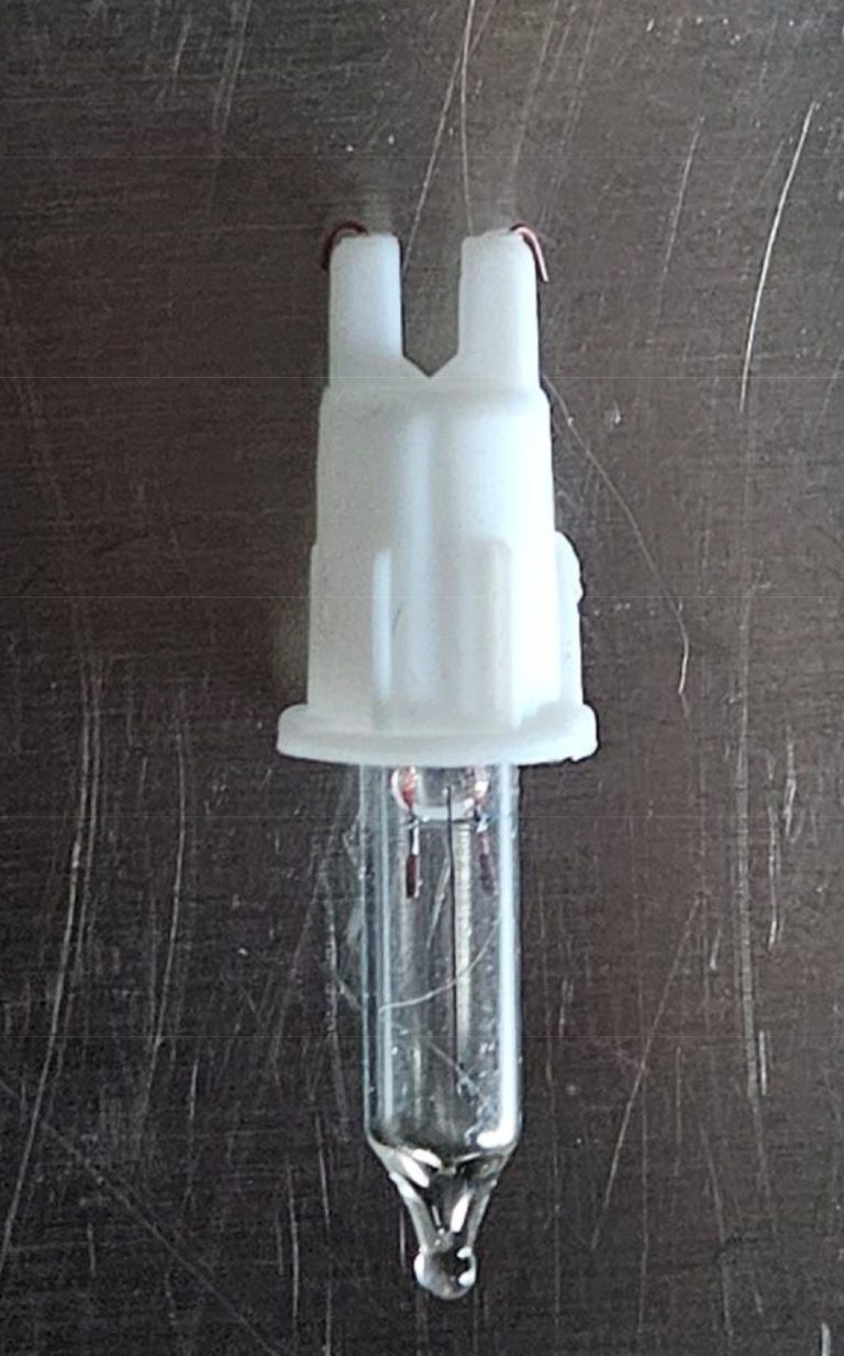 Hochzeitskalender 2025 mit Terminen und Feiertagen auf Sandhintergrund.