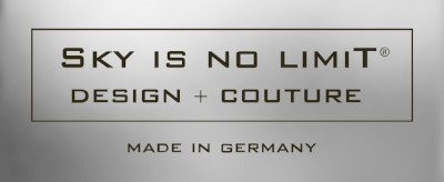 Schild mit dem Text "Sky is no limit® design + couture MADE IN GERMANY".